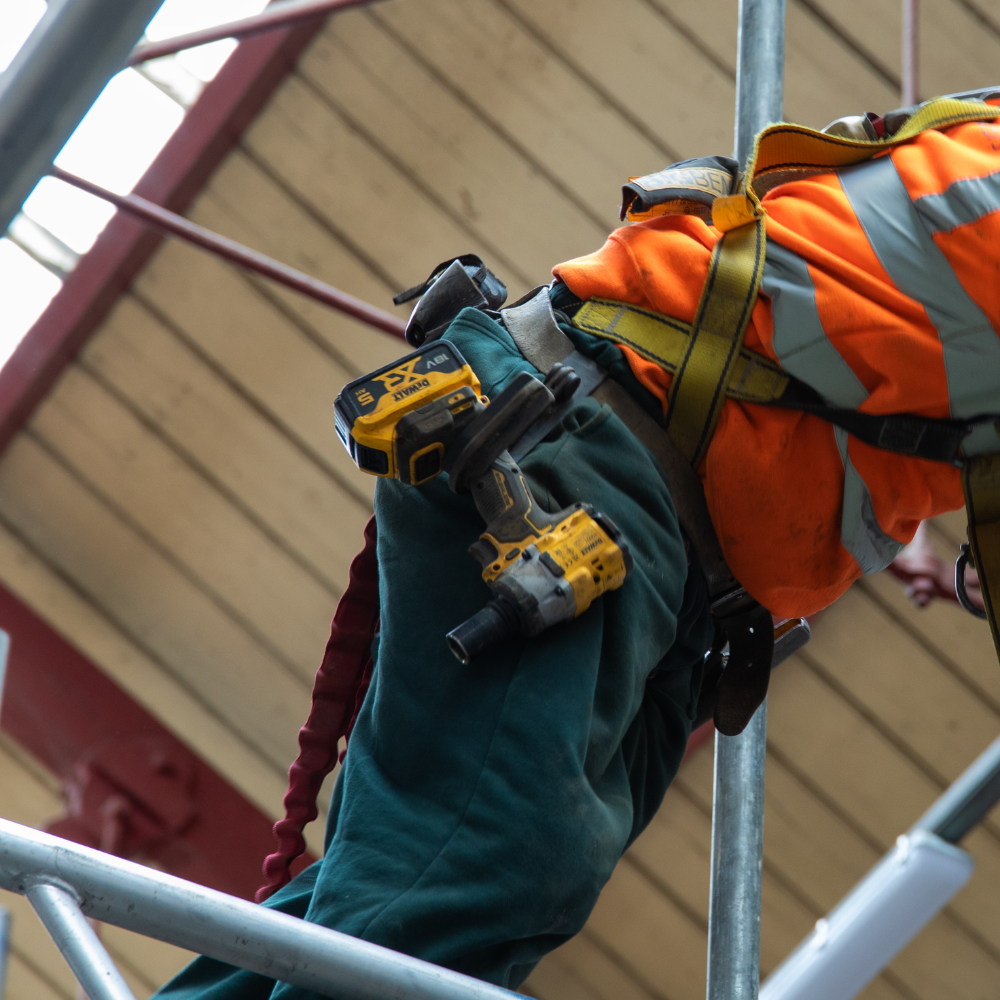 DeWalt Scaffolding Impact Wrench Kit - 2x 5Ah Batteries